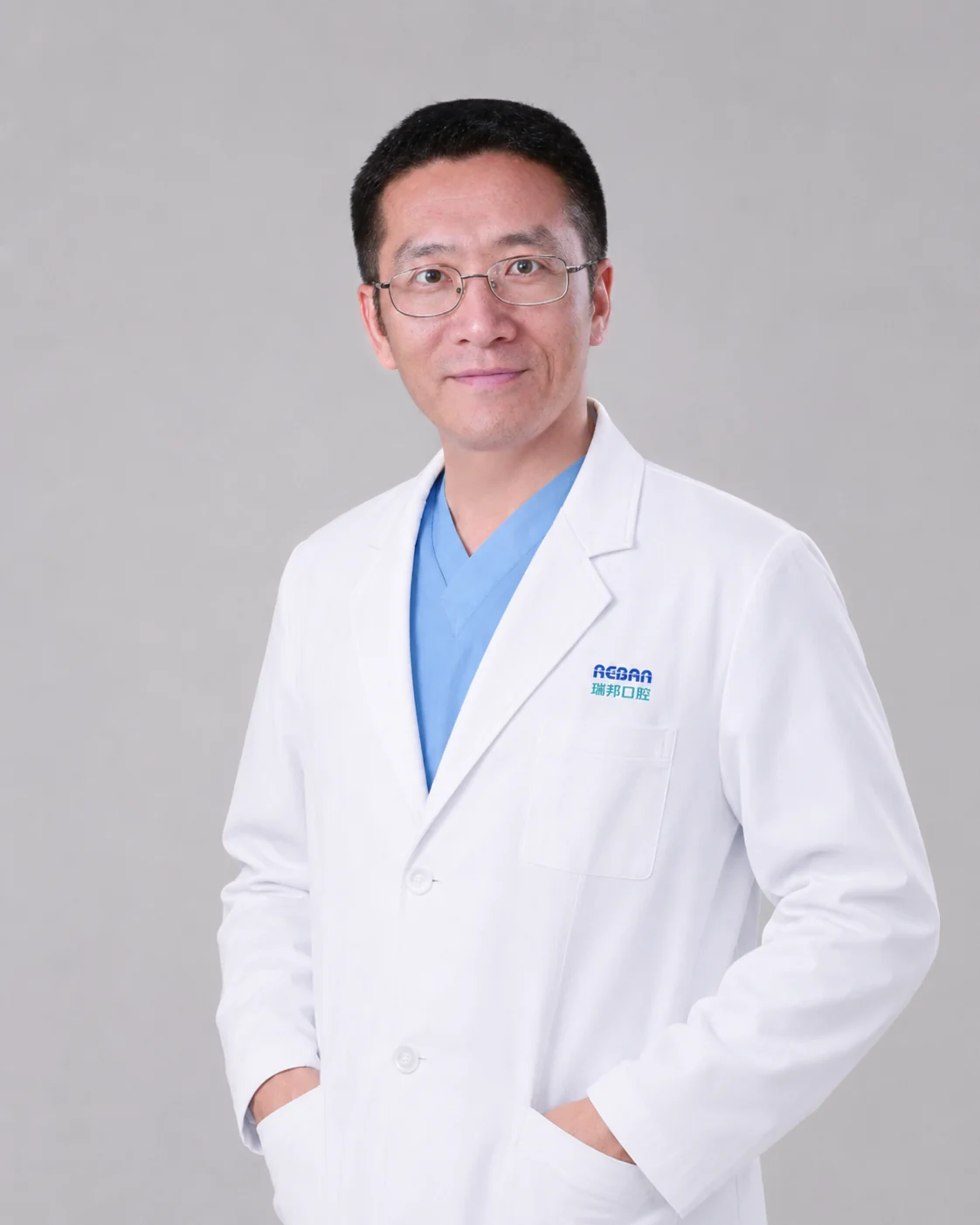 彭东口腔医学博士·特邀医生形象照
