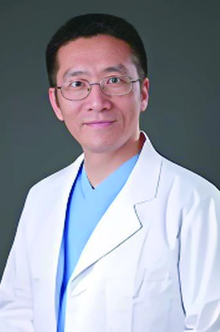 彭东口腔医学博士·特邀医生形象照